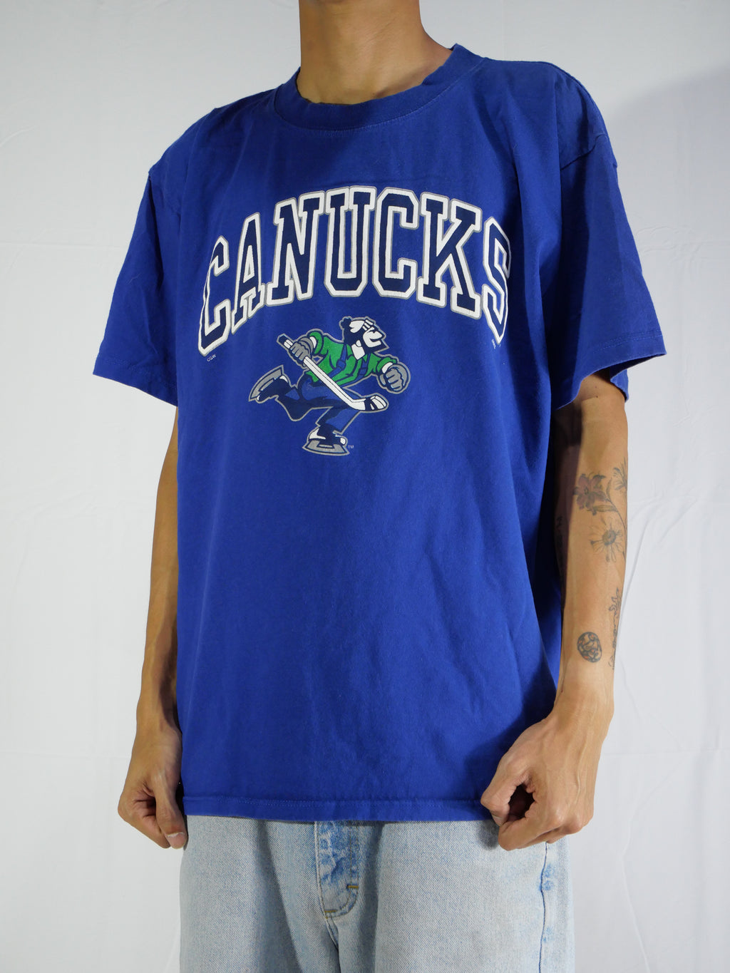 (L) Canucks T-shirt