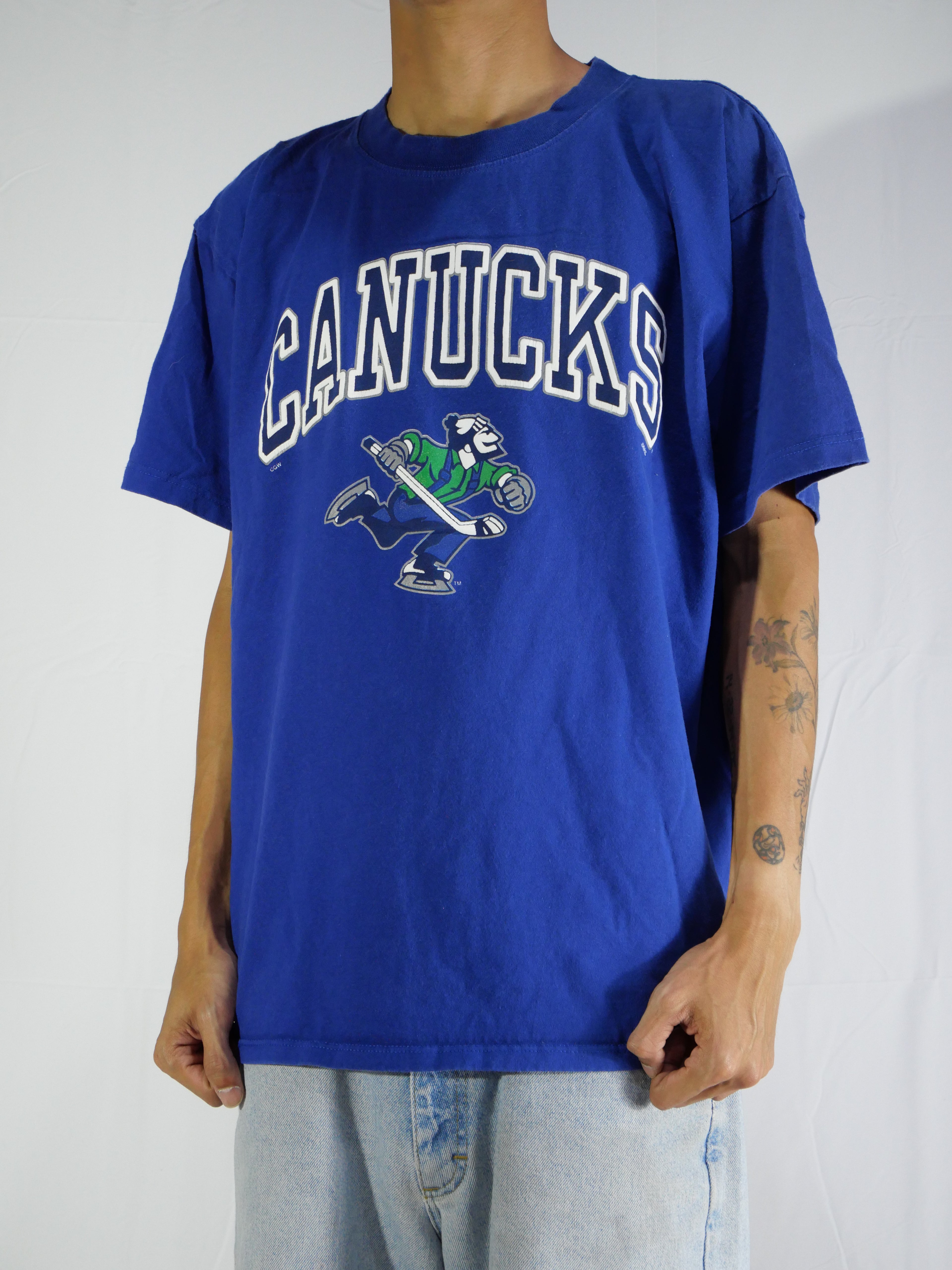 (L) Canucks T-shirt