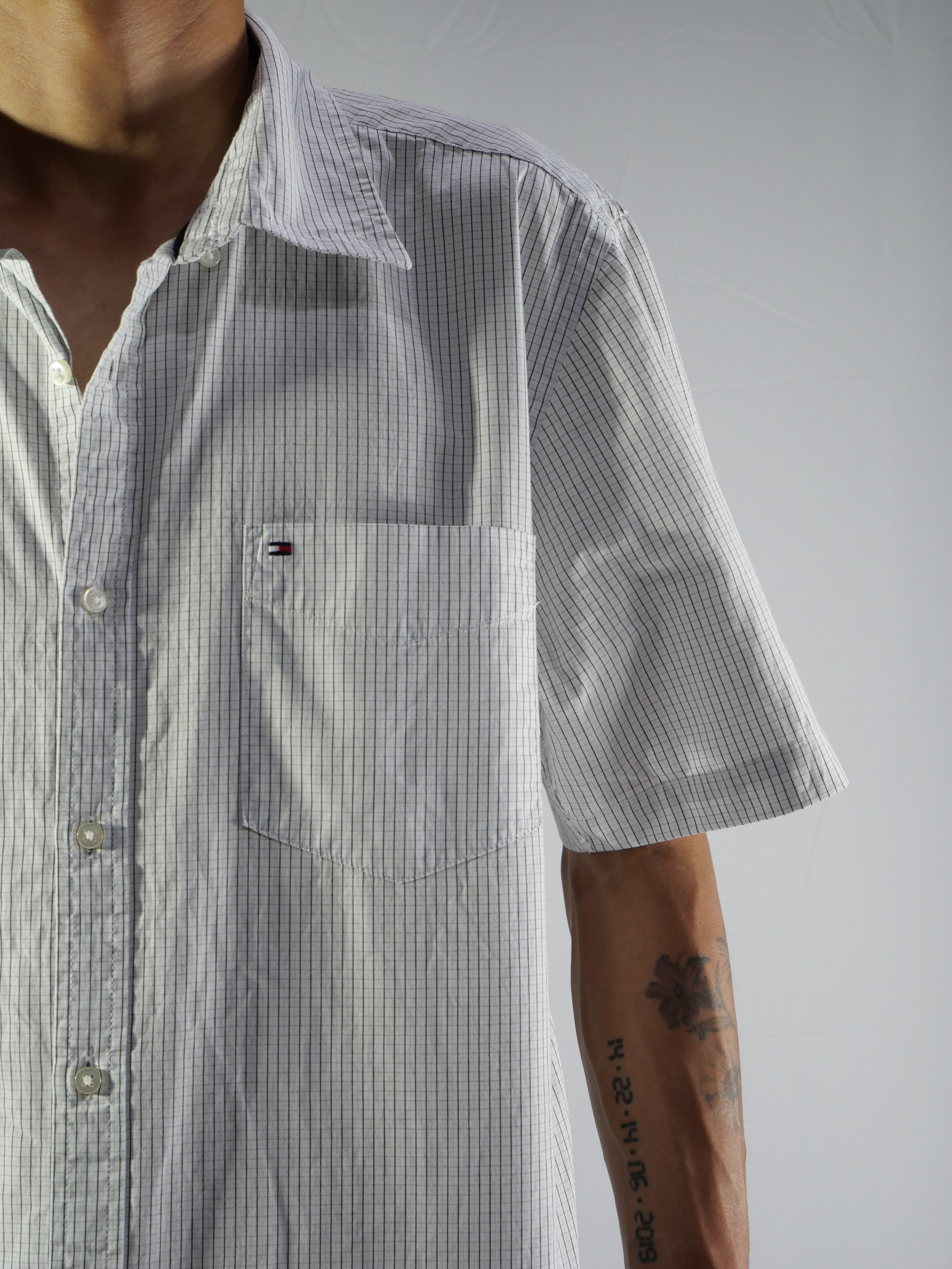 (L) Tommy Hilfiger Button Shirt