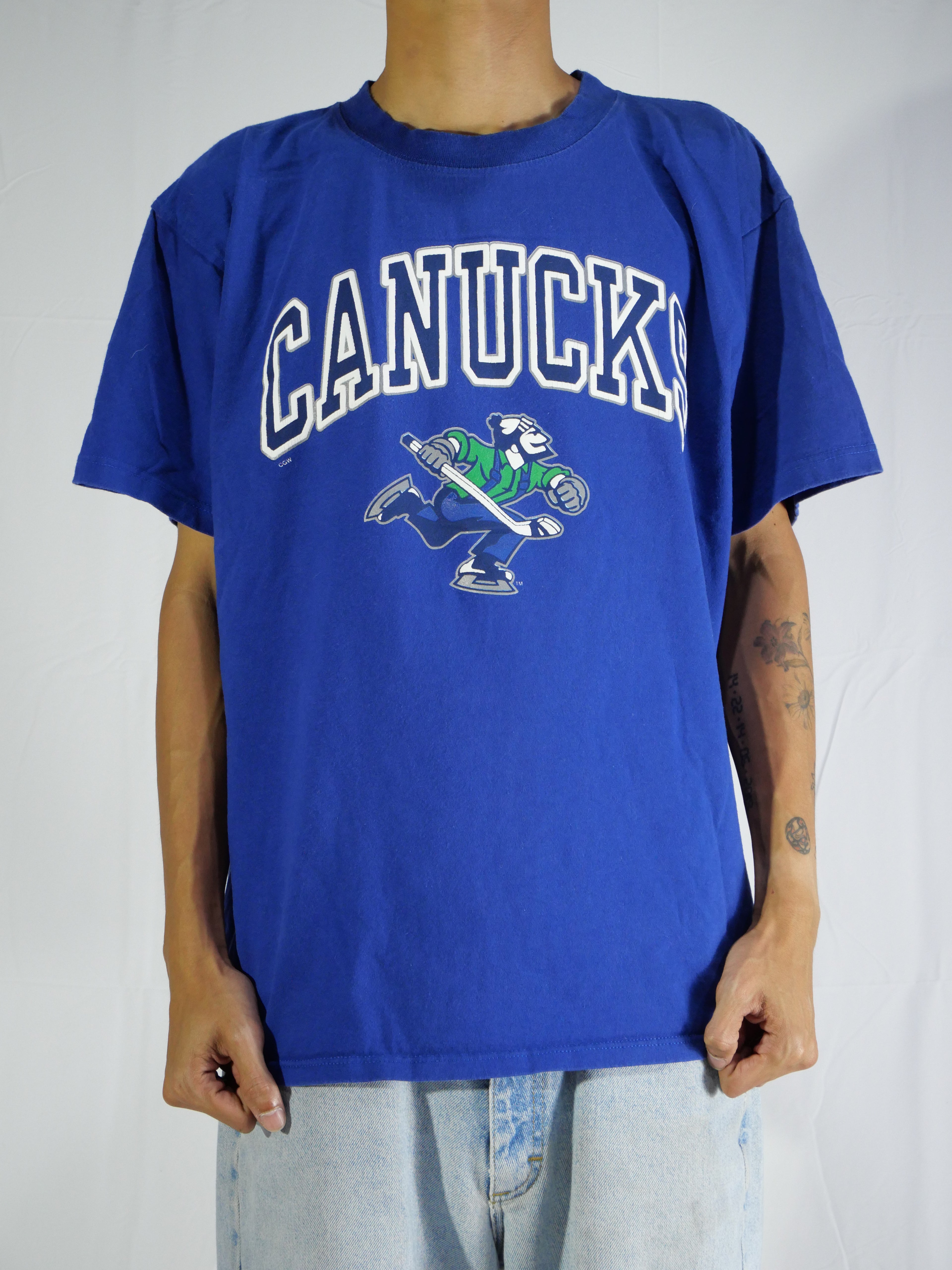 (L) Canucks T-shirt