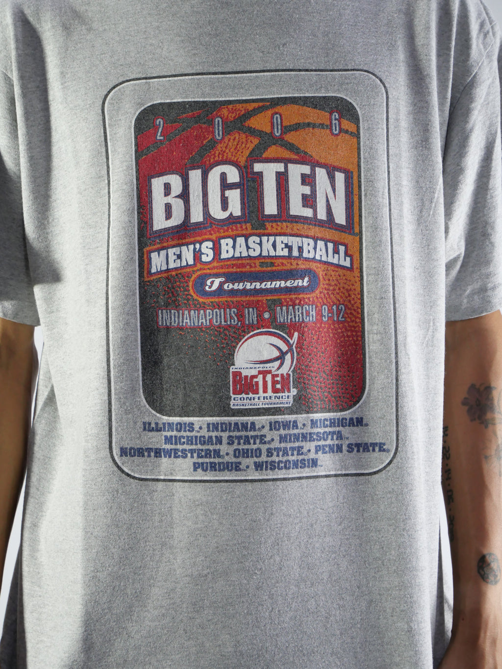 (L) College Basketball T-Shirt